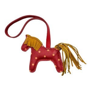 Adorno de cuero con forma de caballo para bolso – Adorno artesanal para bolso, adorno de caballo de la suerte, regalo para novia, regalo del Día de la Madre, accesorios de cuero y llavero Red/Yellow