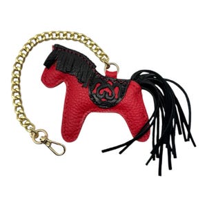 Dije de bolso de caballo • Accesorio de bolso rojo • Dije de monedero de cuero • Adorno de coche de la suerte • Mini billetera con cadena • Regalo personalizado para ella