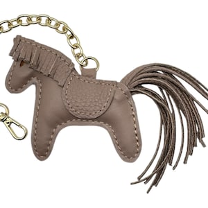 Dije de bolso de caballo • Regalo personalizado • Regalo para ella • Dije de cuero para coche • Llavero de la suerte • Minicartera • Accesorio de bolso beige Regalo de cumpleaños