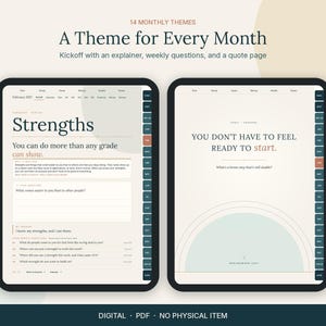 Op de afbeelding: Twee digitale tabletschermen met een maandelijkse planner-indeling. Het linkerscherm toont een pagina met de titel Strengths met tekst en vragen. Het rechterscherm toont een citaatpagina met de tekst You don't have to feel ready to start.