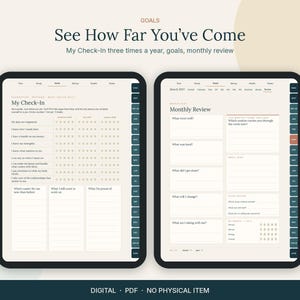 Op de afbeelding: Twee digitale tabletschermen met een doelplanner. Het linkerscherm toont een My Check-In pagina met beoordelingsschalen en tekstvakken. Het rechterscherm toont een Monthly Review pagina met vragen voor reflectie en het bijhouden van voortgang.