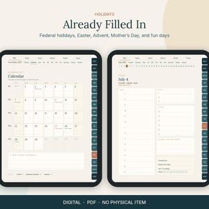 Op de afbeelding: Twee digitale tabletschermen met een planner-interface. Het linkerscherm toont een maandkalender voor november 2021. Het rechterscherm toont een dagschema voor 4 juli. De tekst bevat Holidays, Already Filled In, Federal holidays, Easter, Advent, Mother's Day en fun days.