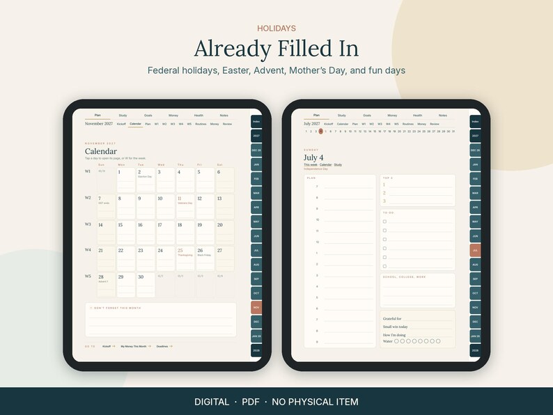Op de afbeelding: Twee digitale tabletschermen met een planner-interface. Het linkerscherm toont een maandkalender voor november 2021. Het rechterscherm toont een dagschema voor 4 juli. De tekst bevat Holidays, Already Filled In, Federal holidays, Easter, Advent, Mother's Day en fun days.