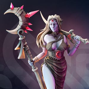 Puede incluir: Figura de fantasía de una elfa con pelo largo y rubio, vestida con un vestido marrón y sosteniendo un báculo con una luna creciente y cristales rosas. También sostiene una espada. La figura está sobre una plataforma circular con velas.