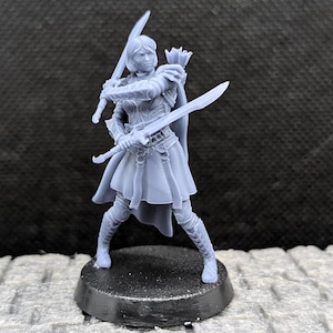 Drow Waldläufer Miniatur: Dual Swords, Resin 3D Print (32 mm/75 mm)