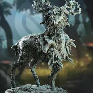 Op de afbeelding: Gedetailleerd, grijsgroen beeldje van een hertachtig wezen, versierd met bloemmotieven op zijn gewei en lichaam. De sculptuur is getiteld "Gwynevel, First Daughter of Renmaeth" en toont de logo's "DM STASH" en "THE FEY COURT".