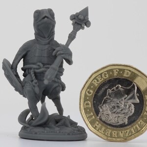 Meeresschildkröte mit Speer: Unbemalte D & D, TTRPG Miniatur | Pepunki Kreaturen | 32 mm 75 mm Modelle
