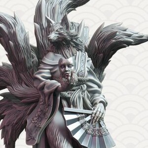 Può includere: Scultura grigia dettagliata di uno spirito volpe a nove code, con un ventaglio. La figura è raffigurata in un kimono, in piedi su una base rocciosa con elementi decorativi. La scultura ha un design dettagliato.