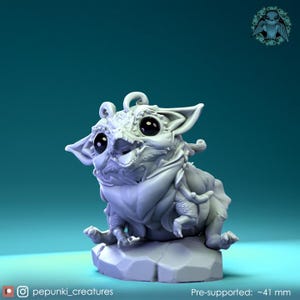 Könnte beinhalten: Eine detaillierte, hellfarbene Figur einer Fantasie-Kreatur mit großen, ausdrucksstarken Augen und aufwendigen Details. Die Kreatur steht auf einem kleinen, strukturierten Sockel. Der Text "pepunki_creatures" und "Pre-supported: ~41 mm" sind sichtbar. Höhe: ca. 4,1 cm.