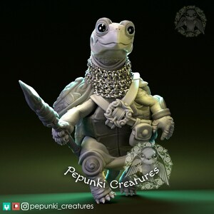 Könnte beinhalten: Eine graue, 3D-gedruckte Miniatur einer Schildkröte, die eine Kettenhemdrüstung trägt und einen Speer hält. Die Schildkröte hat große, ausdrucksstarke Augen und einen freundlichen Gesichtsausdruck. Die Miniatur ist Teil einer Sammlung von Fantasy-Kreaturen.