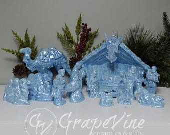 Puede incluir: Un belén de cerámica azul con un camello, tres reyes magos, un pesebre y un pastor. Las figuras están todas pintadas a mano y tienen un aspecto vintage.