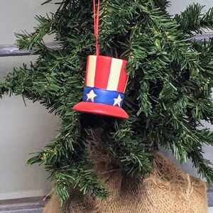 Handgeschilderde keramische Americana hoed kerstornament afbeelding 4