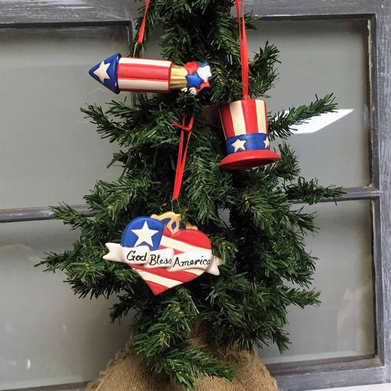 Handgeschilderde keramische Americana hoed kerstornament afbeelding 6