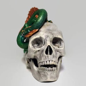 Dragon d'eau en céramique sur sculpture de crâne image 8