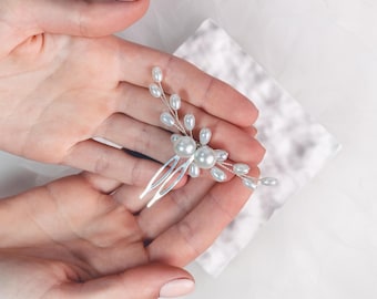 Pearl Bridal Hair Comb, Floral Wedding Hairpiece, Elegant Crystal Headpiece for Brides