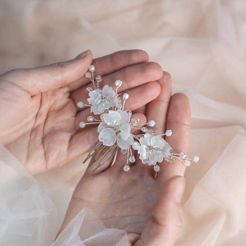 Peigne à fleurs blanches, perles et cristal pour mariée