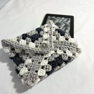 Granny Square Crocheted Kindle Ebook Cover Sleeve, Gray and white, Paperwhite , handmade kindle paperwhite sleeve, book cover, booktok