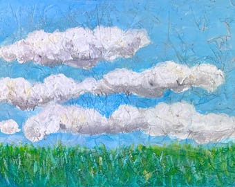 Op de afbeelding: Een abstract schilderij van een blauwe lucht met pluizige witte wolken en groen gras. De wolken zijn getextureerd en gelaagd, waardoor diepte ontstaat. Het kunstwerk roept een gevoel van natuur en rust op.