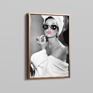 Audrey Hepburn roze lippenstift canvasafdruk: jaren 1950 icoon muurkunst, stijlvolle posters en prints, perfect interieur voor klassieke filmliefhebbers