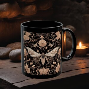Tazza con falena, design medievale Art Nouveau con falena, tazza da caffè, tazza da tè, decorazione unica per la cucina, regalo per lei, accessori per la casa gotici