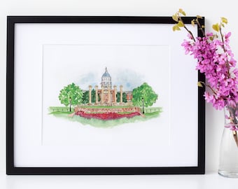 Könnte beinhalten: Ein Aquarellbild eines Universitätsgebäudes mit einer weißen Kuppel und Säulen. Das Gebäude ist von grünen Bäumen und einem roten Blumenbeet umgeben. Das Bild ist in einem schwarzen Rahmen gerahmt.