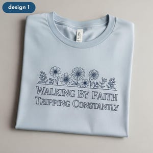 信仰によって歩み、常につまずく刺繍Tシャツ、キリスト教信仰シャツ、宗教的快適Tシャツ、聖書の一節刺繍アパレル