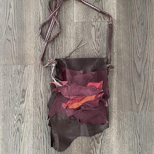 Bolso bandolera ligero y colorido de estilo hippie gitano ibicenco para uso diario, de piel con retazos, bolsillo y cremallera.