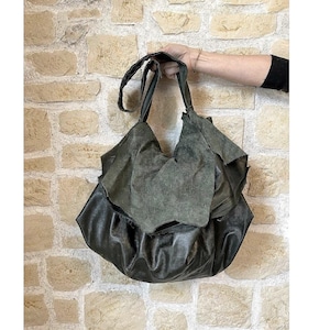 Sac extravagant surdimensionné en cuir brut coupé en vert forêt, non doublé dans un style grunge chic décontracté pour les femmes non conventionnelles et gitane