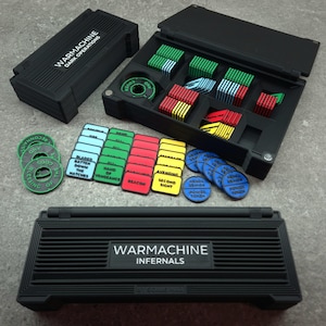 以下が含まれることがあります： WARMACHINE DARK OPERATIONSおよびWARMACHINE INFERNALSの文字が刻まれた、ウォーマシンゲーム用トークン収納ケース。緑、青、赤、黄色の様々な長方形および円形のトークンが含まれています。
