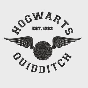 Puede incluir: Diseño bordado en negro con el escudo de Hogwarts y una Snitch alada. El texto dice "Hogwarts Quidditch" con "Est. 1092" en el centro. El diseño está sobre un fondo blanco.