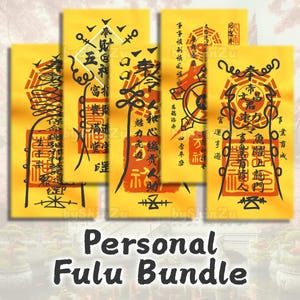 Może przedstawiać: Cztery żółte papierowe talizmany z czarnymi i czerwonymi chińskimi znakami i symbolami. Talizmany są ułożone w rzędzie i mają napis "Personal Fulu Bundle" wydrukowany poniżej.