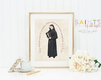 Könnte beinhalten: Ein druckbarer Spruch von der Heiligen Faustina: "Je mehr eine Seele vertraut, desto mehr wird sie empfangen." Der Spruch ist in Rot auf einem beigefarbenen Hintergrund gedruckt, mit einer Vintage-Illustration der Heiligen Faustina, die einen Rosenkranz und ein kleines Bild von Jesus hält. Das Bild ist in Gold gerahmt und von einem weißen Hintergrund umgeben.