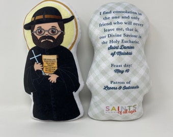 Può includere: Un giocattolo di peluche di San Damiano di Molokai, un santo cattolico. La parte anteriore del giocattolo mostra un'immagine di cartone animato di San Damiano che tiene un libro. La parte posteriore del giocattolo ha uno sfondo bianco con un motivo a scacchi e un testo che dice: "Trovo consolazione nell'unico vero amico che non mi lascerà mai, cioè il nostro Divino Salvatore nella Santa Eucaristia. San Damiano di Molokai Giorno della festa: 10 maggio Patrono dei lebbrosi e degli emarginati SANTI di tutte le età"