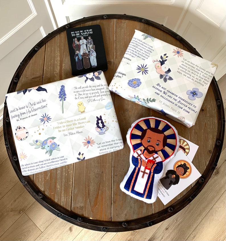 Pu&ograve; includere: Un set di regali a tema religioso con una bambola di peluche di San Giovanni Paolo II, un piccolo libro con la citazione "Non abbiate paura di essere santi", e due fogli di carta da regalo con disegni floreali e citazioni religiose. La carta da regalo include citazioni di San Giovanni Paolo II e San Francesco d'Assisi.