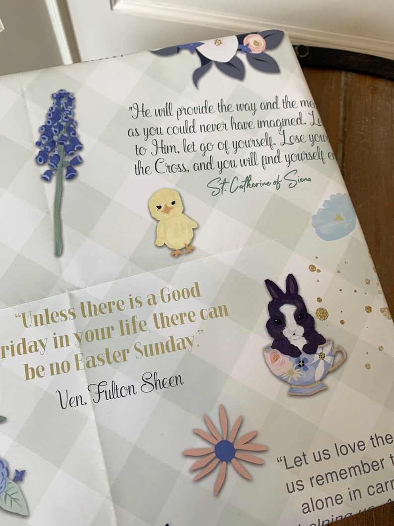 Pu&ograve; includere: Uno sfondo a scacchi verde e bianco con citazioni ispiratrici sulla Pasqua. Le citazioni sono di Santa Caterina da Siena e Ven. Fulton Sheen. L'immagine include anche illustrazioni di un pulcino, un coniglio e fiori.