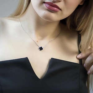 Schwarzer Klee Halskette, Sterling Silber Vier Blatt Anhänger, Minimalist Schmuck im Van Cleef Stil, Geschenk für Sie
