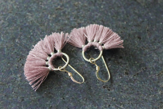 Boucles D’oreilles Pompons Gris Argenté – Fait Main, Style Pendantes, Fermoir Clous