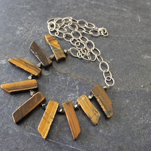 Collier oeil de tigre : chaîne en argent vieilli, accent pyrite