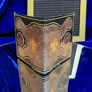 Cartera cruzada cosida y estampada a mano