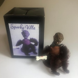 Decorazione di Halloween Spookyville con lupo mannaro, osso e papillon, altezza 3”.