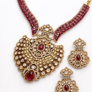 Conjunto nupcial de collar gargantilla y pendientes chapados en oro con circonitas rojas.