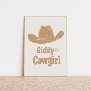 Giddy Up Cowgirl Print, Braun Western Poster, Bar Warenkorb Kunst, Trendige Kunstdrucke, Preppy Room Decor, Ästhetische Wandkunst, Druck in Museumsqualität
