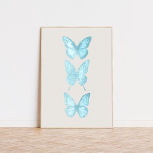 Niebieski motyl wydruk, niebieskie wydruki artystyczne, sztuka na wózku barowym, modne wydruki artystyczne, wystrój pokoju w stylu preppy, estetyczna sztuka ścienna, wydruk artystyczny jakości muzealnej