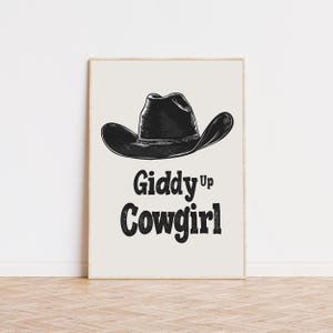 Giddy Up Cowgirl-Druck, schwarzer Western-Druck, Barwagen-Kunst, trendige Kunstdrucke, adrettes Zimmerdekor, ästhetische Wandkunst, Druck in Museumsqualität