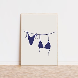 Niebieski nadruk bikini, dziewczęcy nadruk plażowy, sztuka na wózku barowym, modne nadruki artystyczne, wystrój pokoju w stylu preppy, estetyczna sztuka ścienna, wydruk artystyczny jakości muzealnej