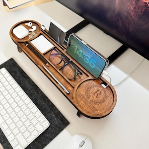 Può includere: Un organizzatore da scrivania in legno con un porta cellulare, un portapenne, un portaocchiali e un piccolo scomparto per le carte. L'organizzatore è personalizzato con il nome "Rodriguez" e l'iniziale "R".