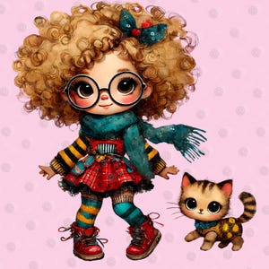 Op de afbeelding: Een grillige illustratie van een pop met krullend blond haar, een ronde bril en een turquoise sjaal. De pop draagt een rode geruite jurk, gestreepte sokken en rode laarzen. Een kleine tabby kat met grote ogen vergezelt de pop op een roze achtergrond.