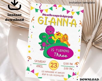 Könnte beinhalten: Eine farbenfrohe Geburtstagseinladung mit dem Namen "GIANNA" in großen gelben Buchstaben. Die Einladung zeigt Zeichentrickfiguren, den Text "IS TURNING Three" und Veranstaltungsdetails. Das Wort "Sofort-Download" ist ebenfalls sichtbar.