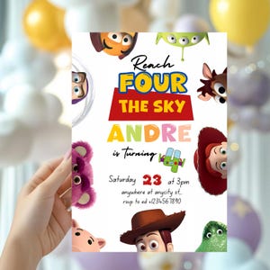 Può includere: Un biglietto d'invito per compleanno con personaggi di Toy Story come Woody, Jessie e Buzz Lightyear. Il testo recita Reach FOUR THE SKY ANDRE is turning Saturday 23 at 3pm, anywhere at anycity st., rsvp to ed +1234567890.