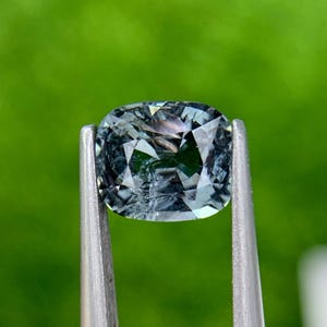 Natuurlijke spinel van 1,2 karaat, kussenslijpsel, natuurlijke grijze edelsteen voor sieraden, met kleine insluitingen, Birma.